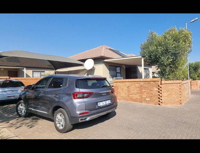 2 BEDROOM TOWNHOUSE FOR SALE IN THE REEDS
